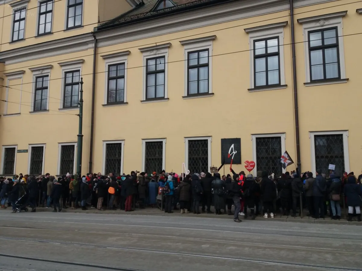 Manifestacja i kontrmanifestacja pod krakowską kurią