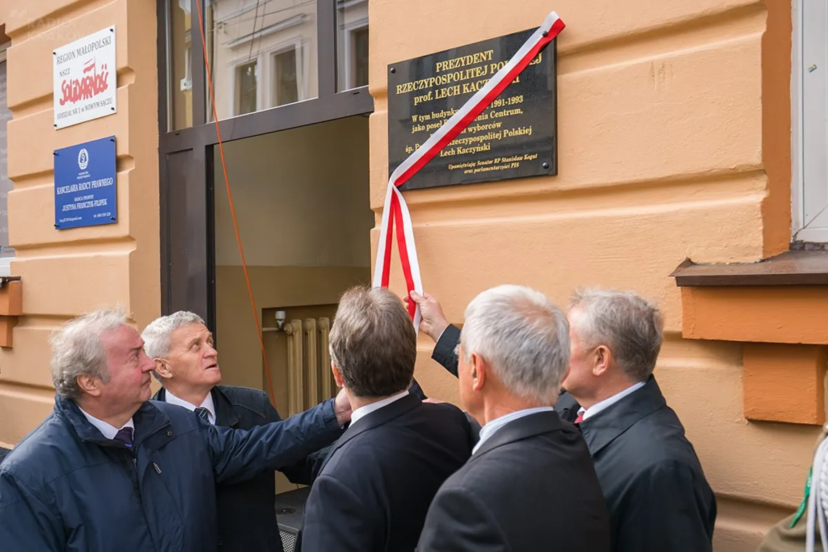 Tablica upamiętniająca prezydenta Lecha Kaczyńskiego odsłonięta. Ufundował ją senator Stanisław Kogut