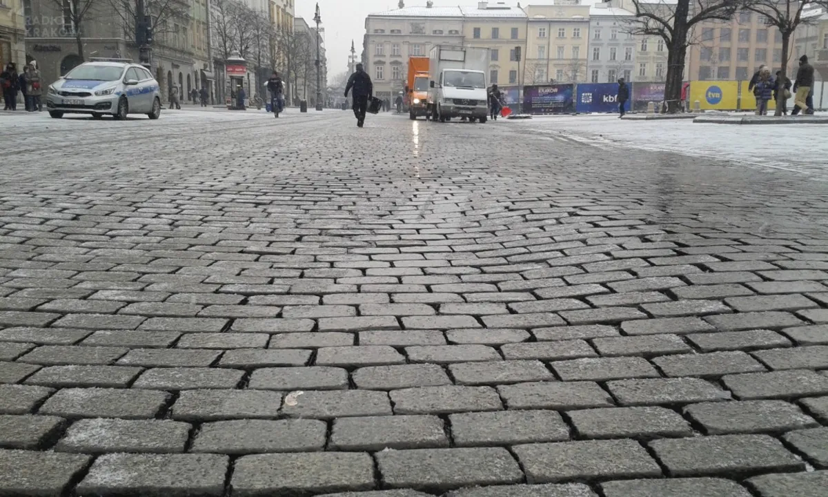 Kostka brukowa na Rynku Głównym jest uszkodzona po serii imprez, które tam się odbyły
