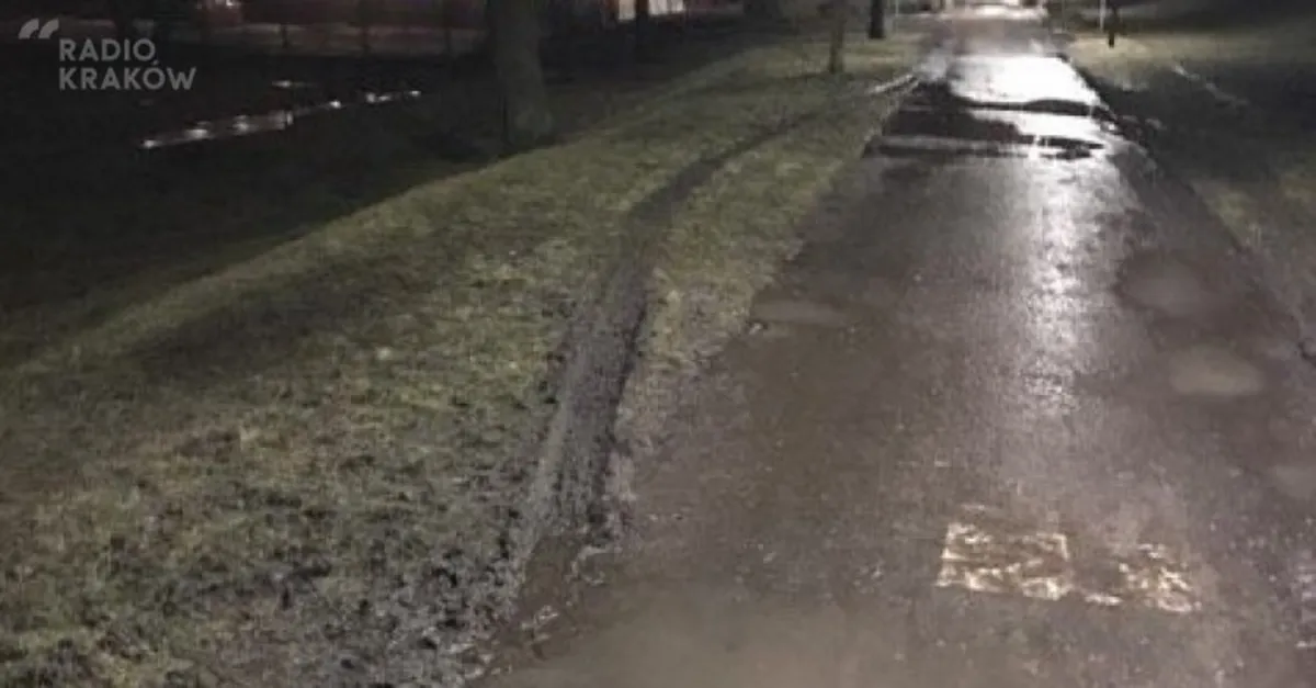 Kierowcy omijają remont mostu na Rudawie wąską ścieżką wzdłuż Błoń