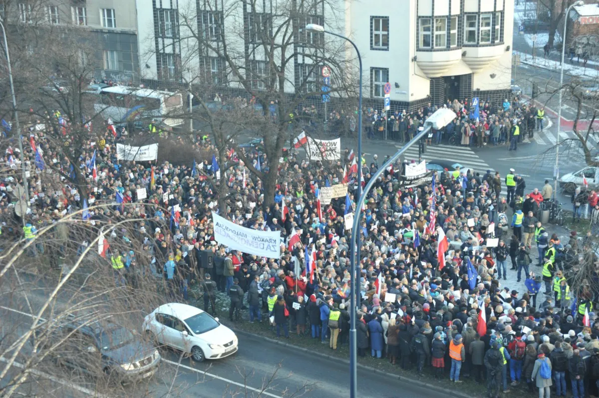 Pod hasłem "wolne media"  - manifestacja KOD pod Radiem Kraków