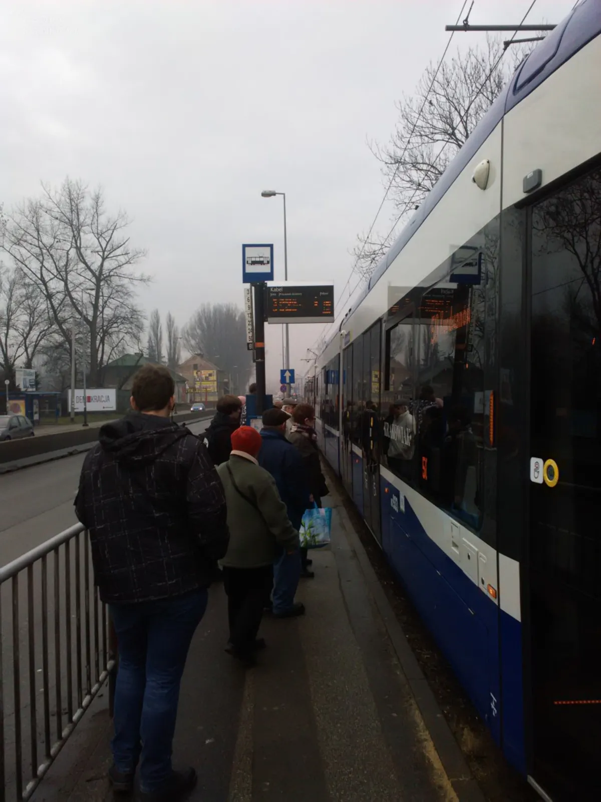 Przystanek "Kabel" stał się sporym węzłem przesiadkowym. Na przebudowę będzie musiał poczekać