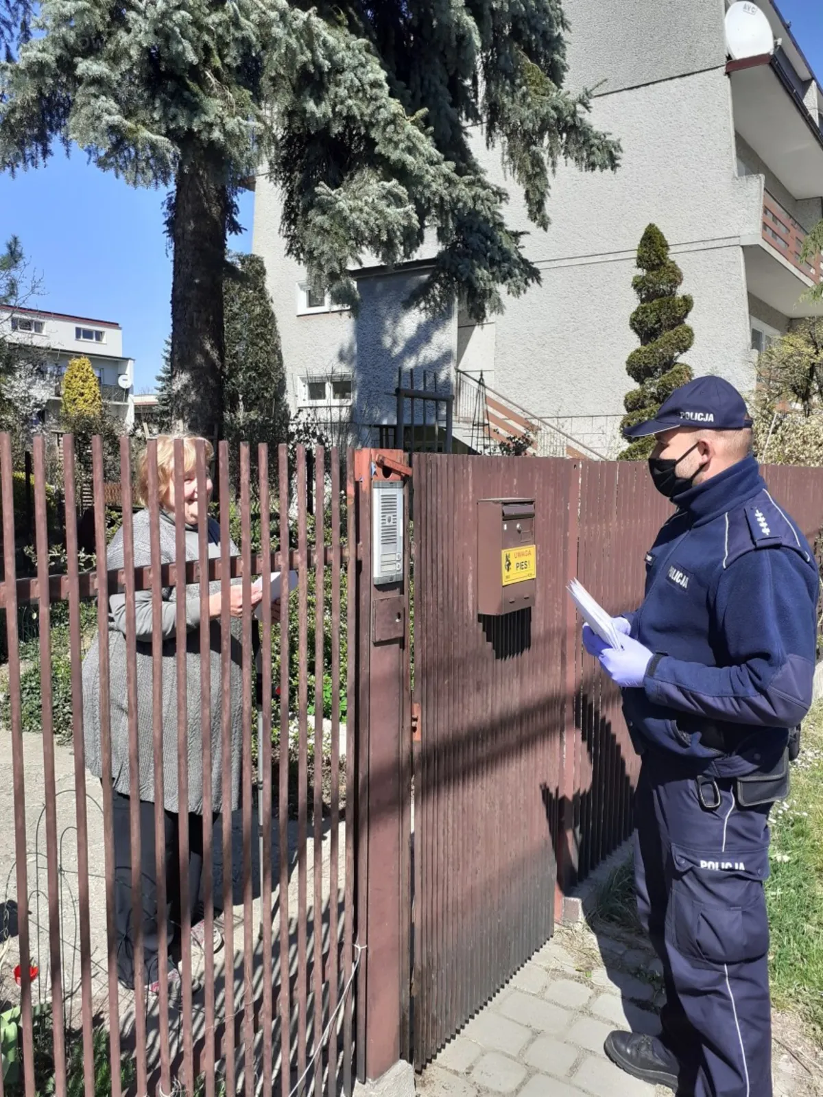 Tarnów: Policjanci pomagają urzędnikom dostarczyć maseczki dla seniorów