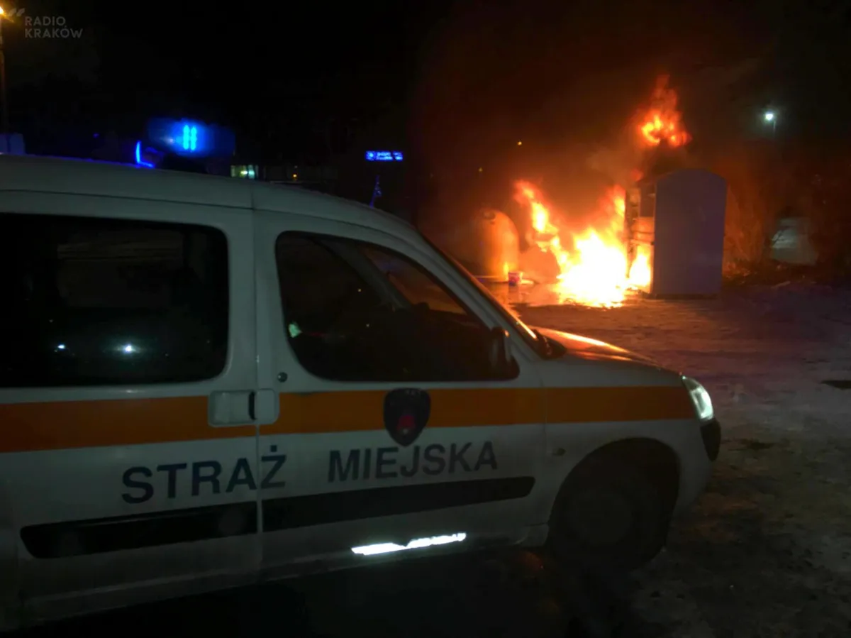 Na os. Kościuszkowskim spłonęły dzwony do segregacji śmieci i kontener na odzież używaną