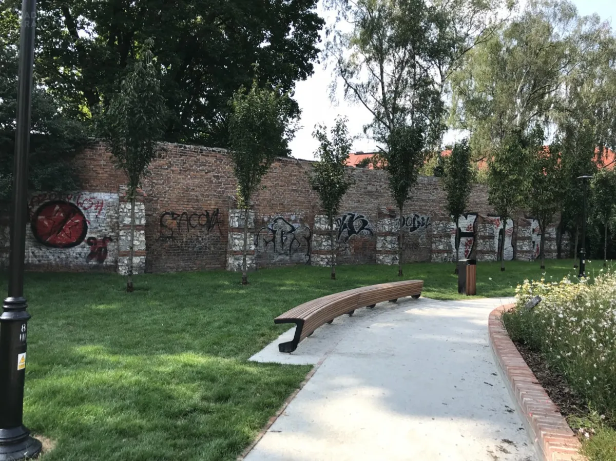 Skwer jak nowy, pseudograffiti to samo