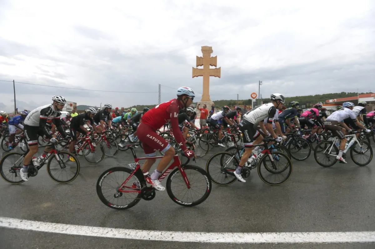 Vuelta a Espana - nasi kolarze daleko