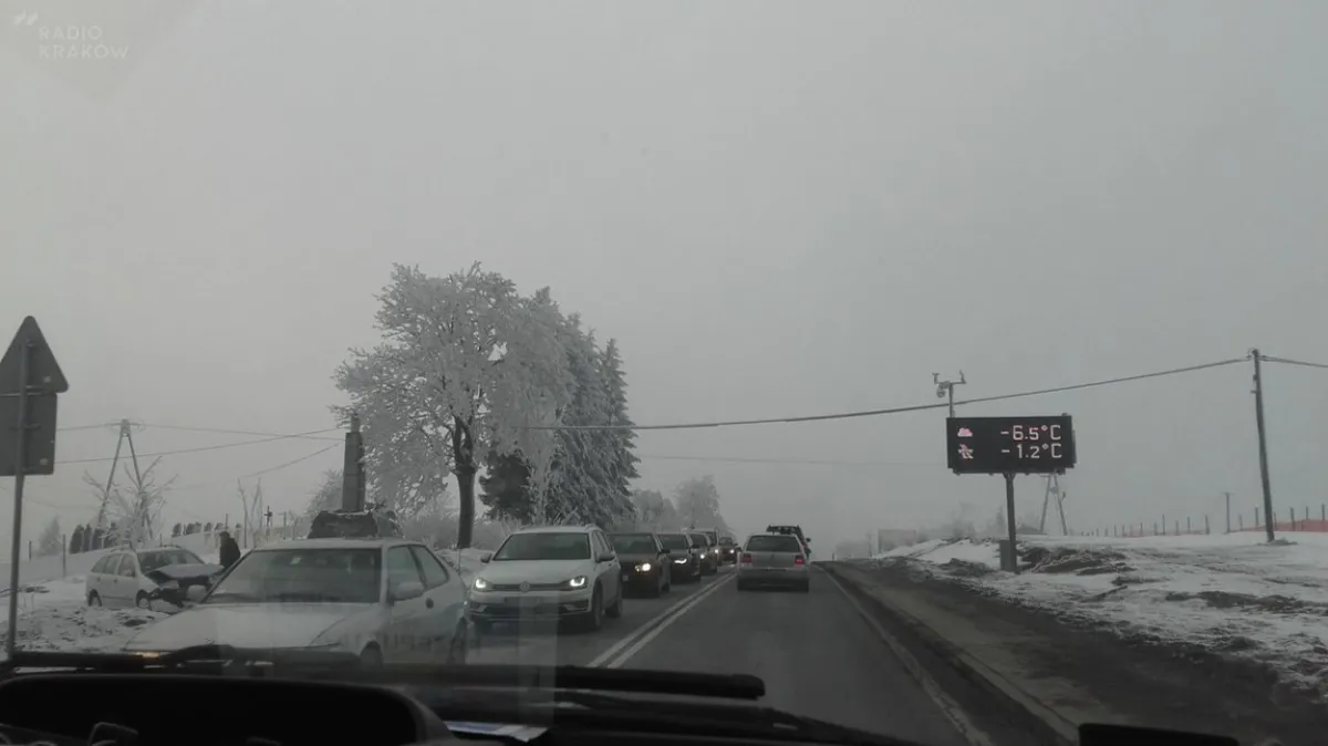 Groźny wypadek w Rdzawce na zakopiance. Jedna osoba została ranna