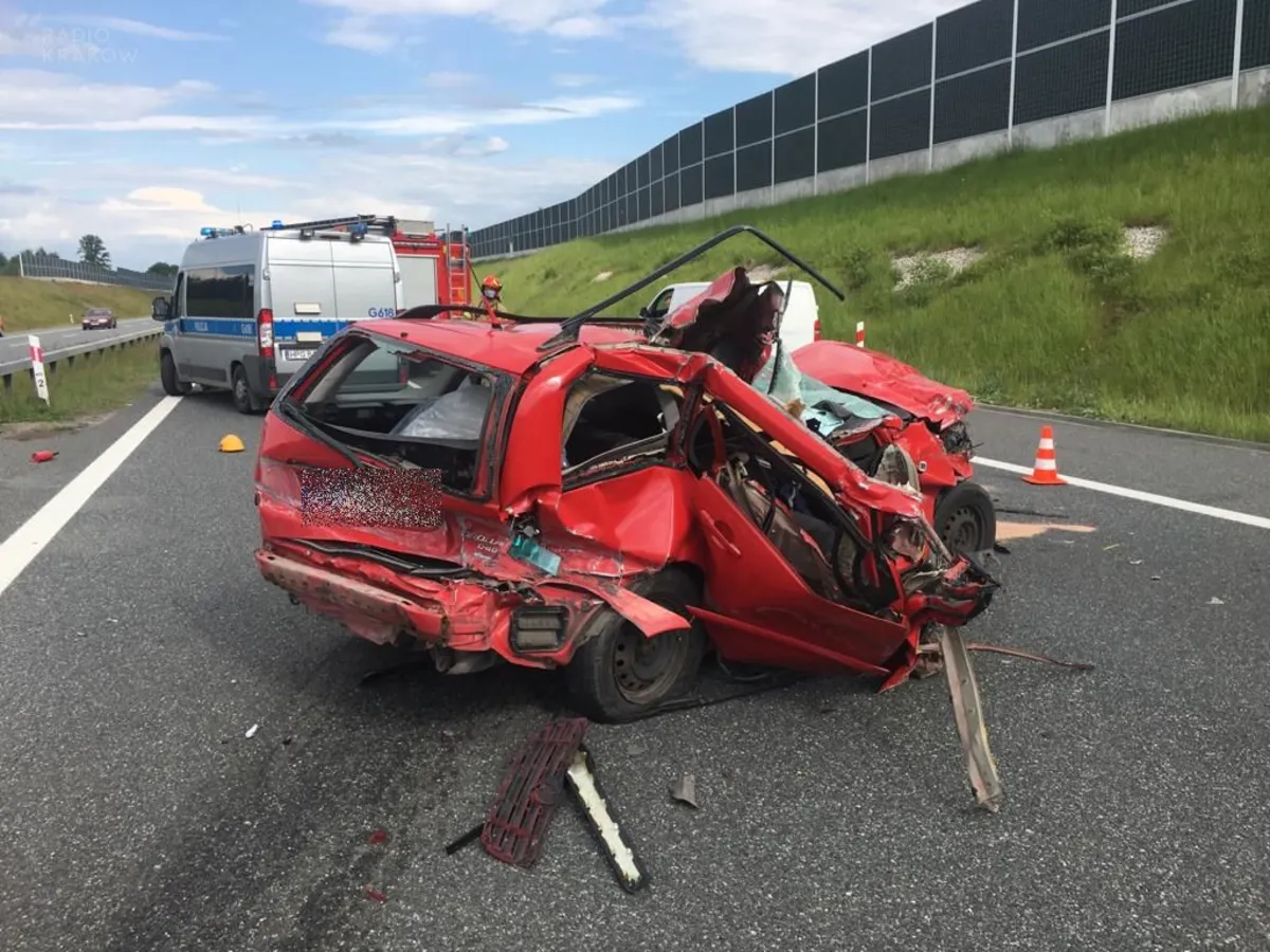 Efekt kolizji: zniszczony samochód i ogromne korki na autostradzie