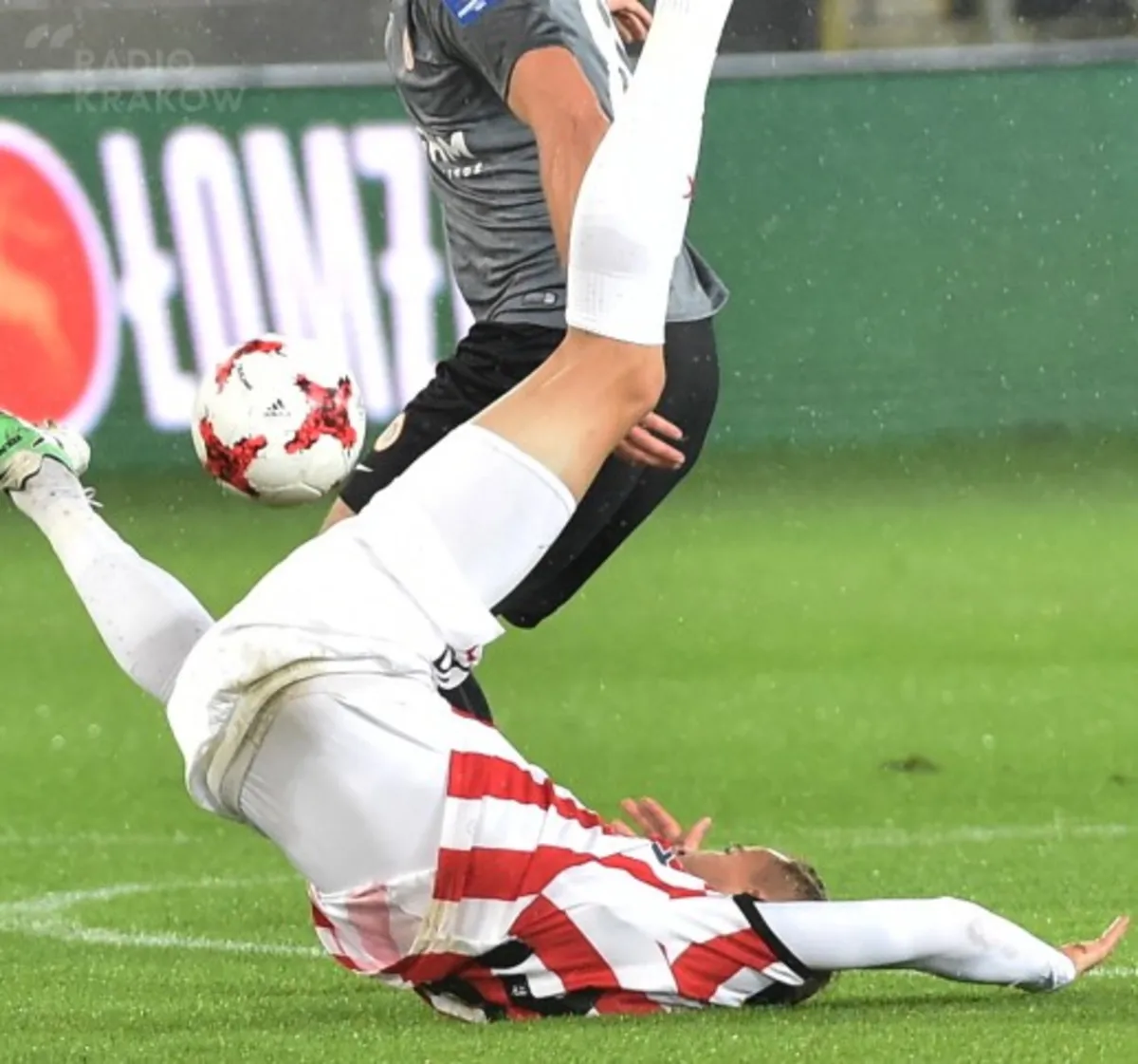 Surowa kara za "nieprzytomny" atak obrońcy Cracovii