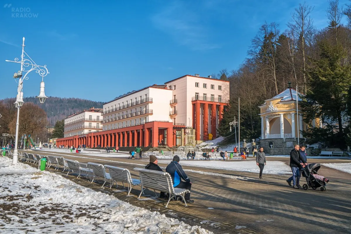 Jedni wyjeżdżają, inni przyjeżdżają. Krynica pełna gości