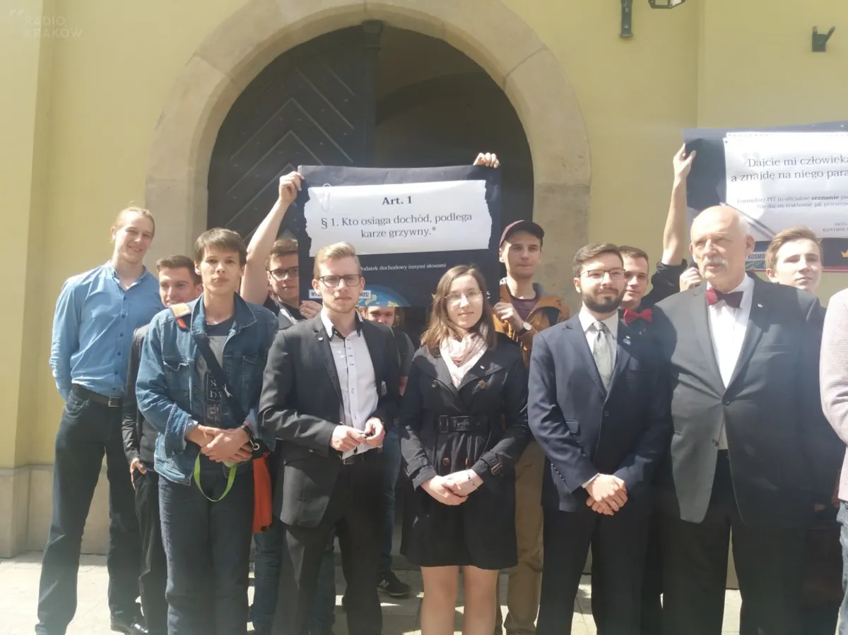 "Pity poleciały w kosmos". Akcja partii Wolność przed Urzędem Skarbowym w Krakowie