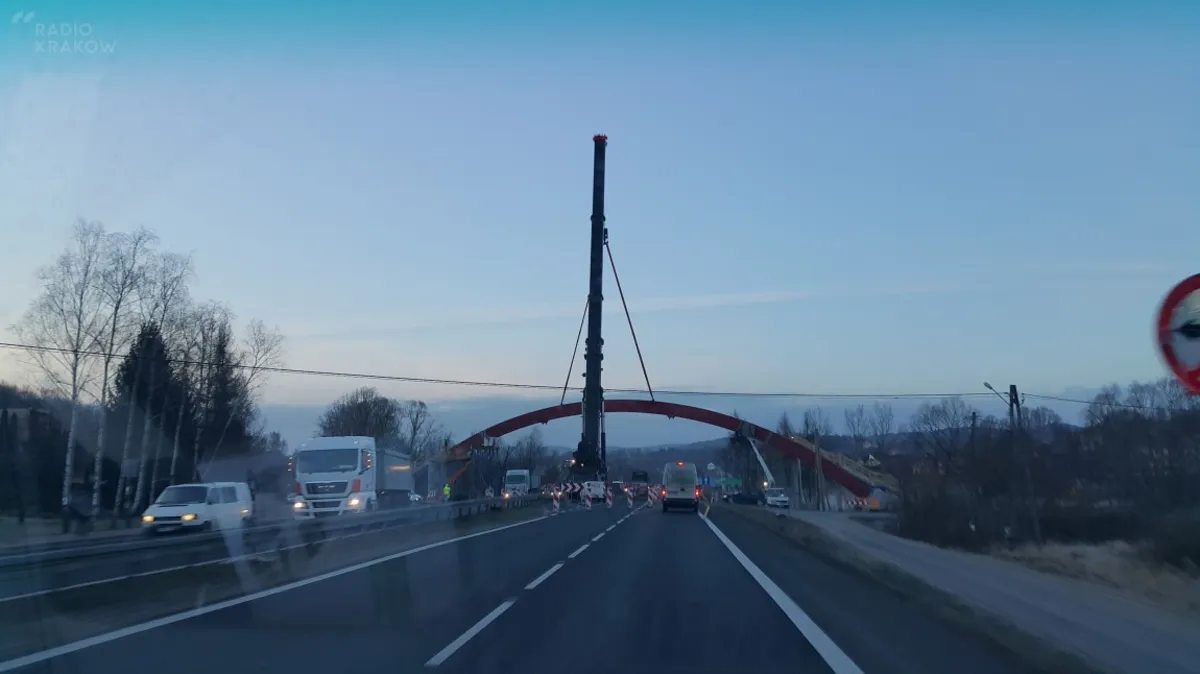 Utrudnienia na zakopiance w związku z budową kładki dla pieszych w Głogoczowie