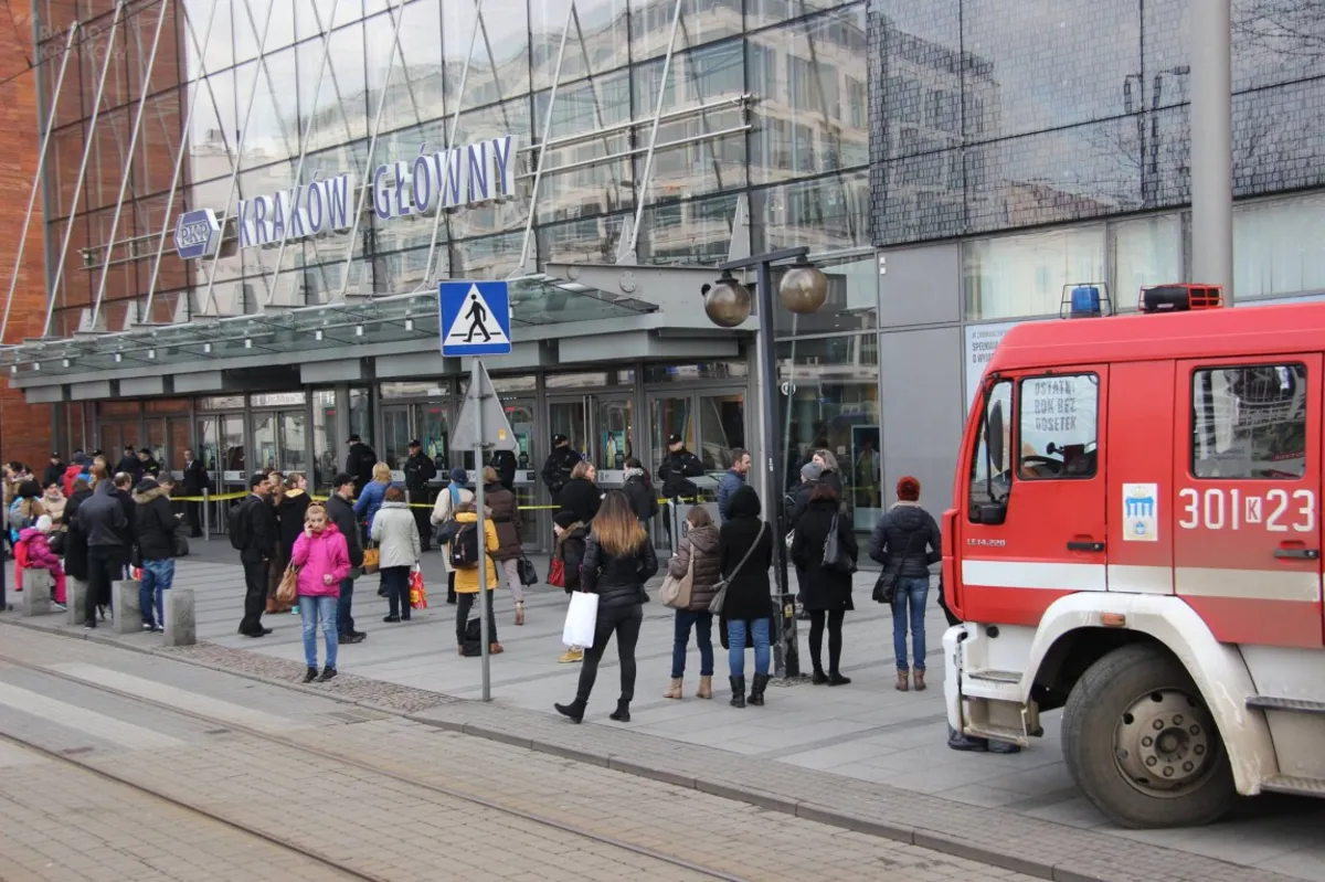 Próbna ewakuacja Galerii Krakowskiej przysporzyła kłopotu pasażerom komunikacji miejskiej i podróżnym