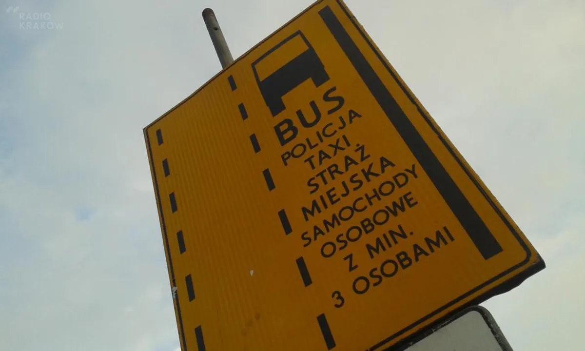 Łącznicowe korki w Krakowie: na ulicy Kamieńskiego zaczął funkcjonować buspas