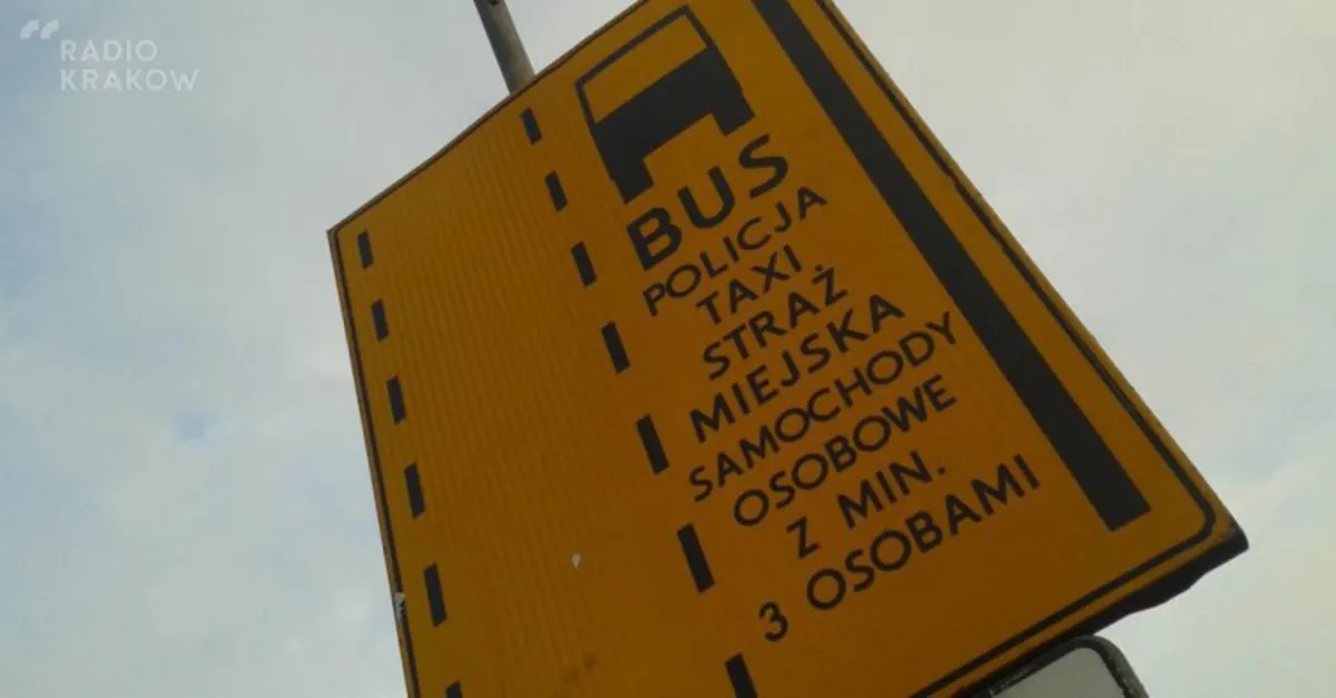 Buspas na ul. Kamieńskiego nie zdaje egzaminu? W korku stoją i samochody, i autobusy