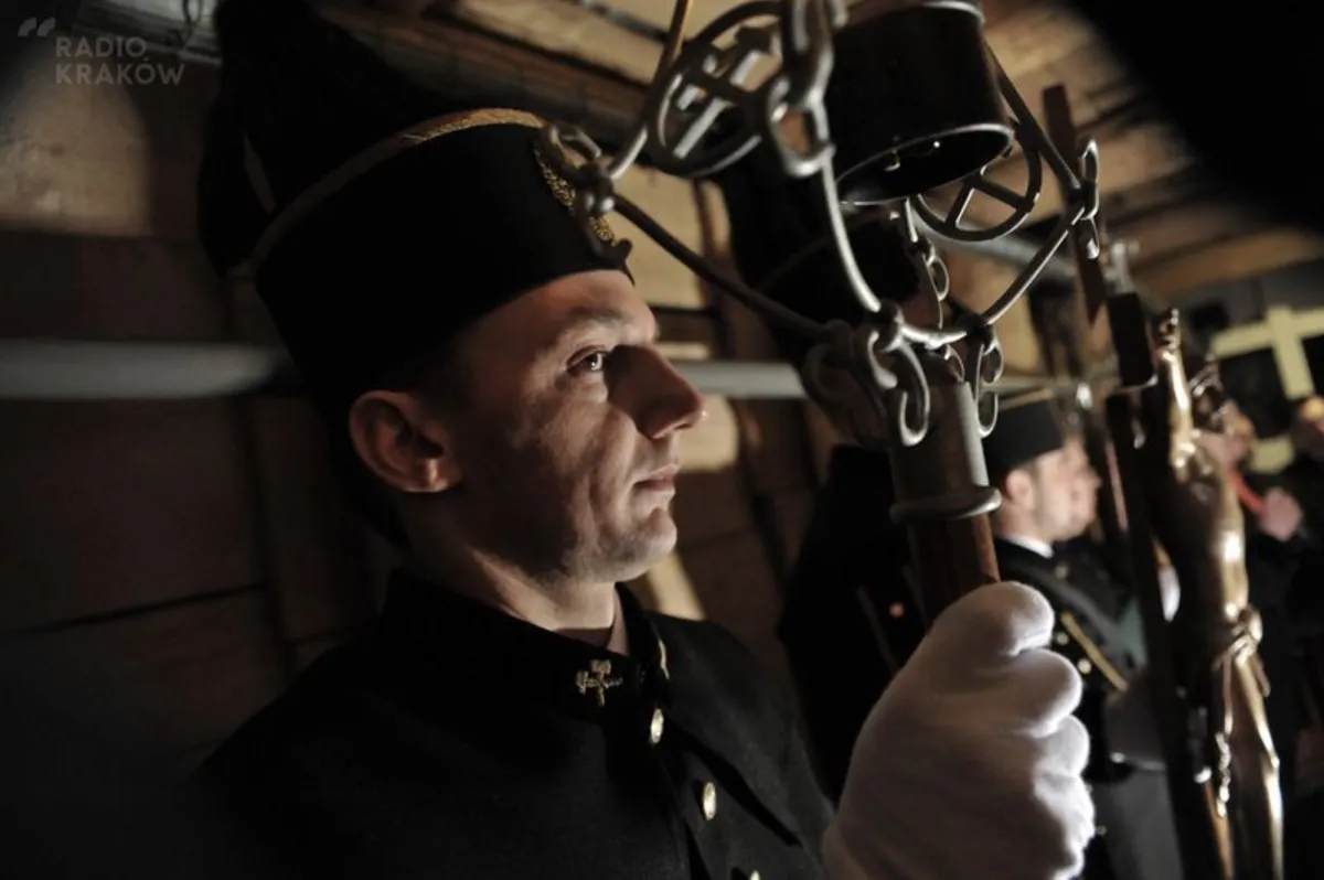 Górnicy wieliccy przeszli niezwykłą podziemną Drogą Krzyżową. ZOBACZ ZDJĘCIA