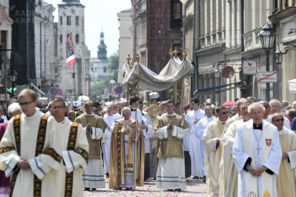 Abp Marek Jędraszewski: procesja Bożego Ciała jest wpisana w tradycję polskiego narodu