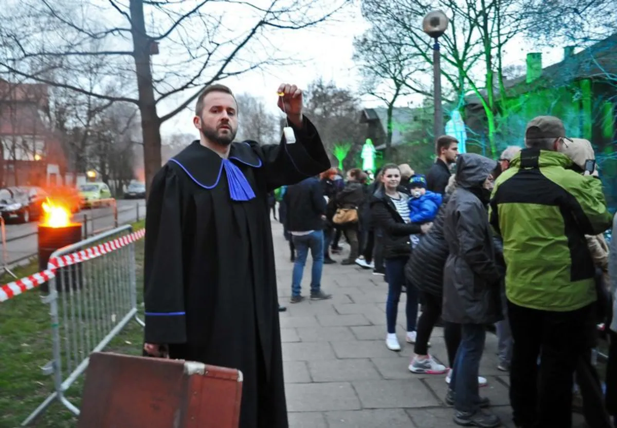 Aktorzy teatru KTO pożegnali dawną siedzibę. Zorganizowali happening. ZOBACZ ZDJĘCIA