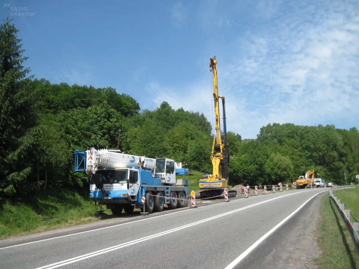 Osuwisko uszkodziło drogę w Tęgoborzu. Ruszyły prace modernizacyjne