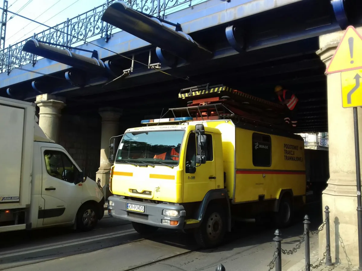 Ciężarówka uszkodziła tramwajową sieć trakcyjną na ul. Lubicz