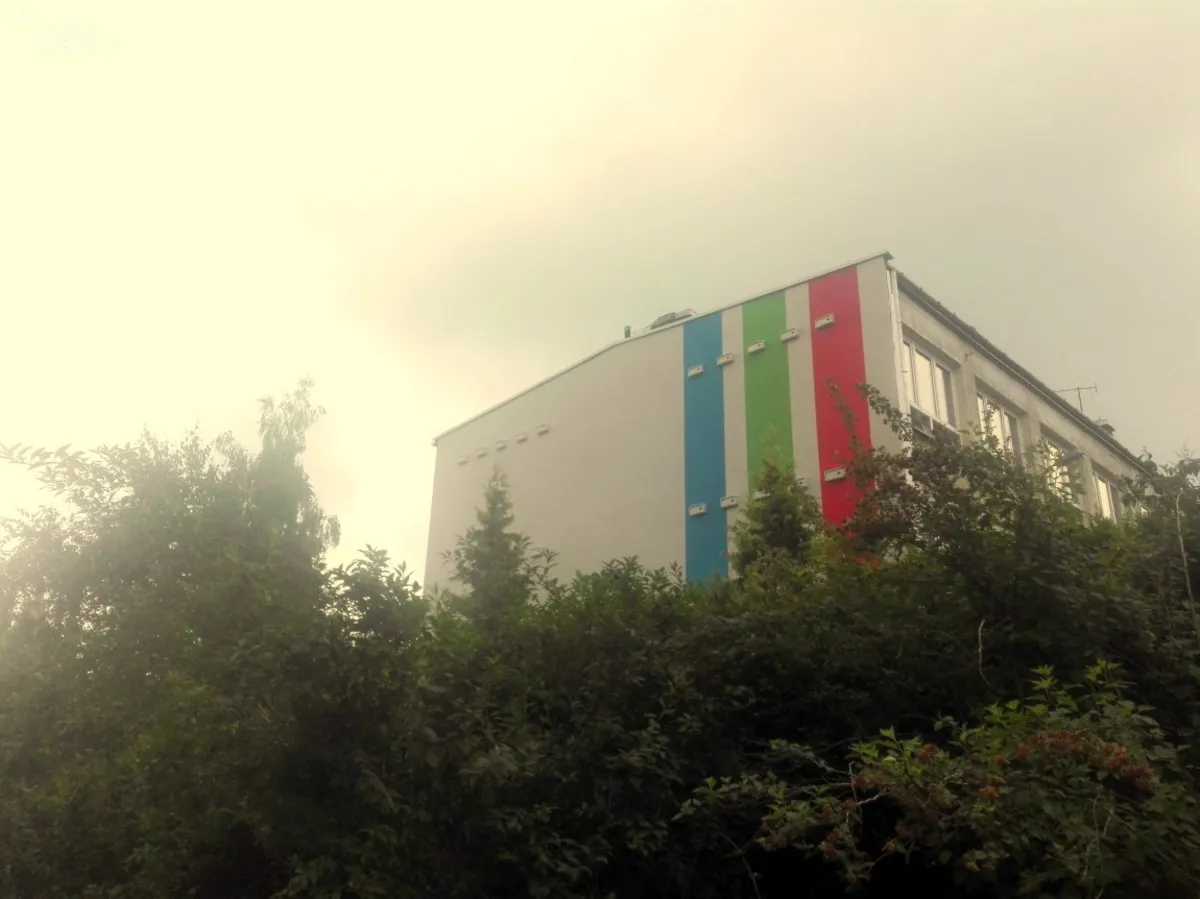 Nowohucka szkoła zyskała elewację, a jerzyki - nowe budki