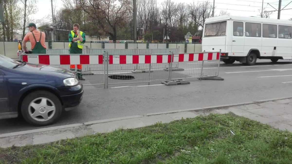 Potężna dziura utrudnia dojazd ul. Wadowicką do ronda Matecznego. Rozpoczęła się naprawa usterki