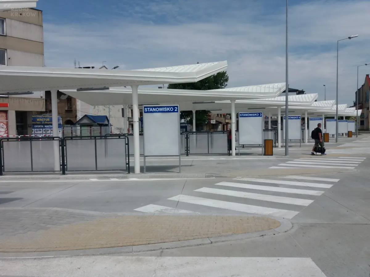 Nowa płyta Dworca Autobusowego MDA w Nowym Sączu oddana. Pasażerowie i kierowcy zadowoleni