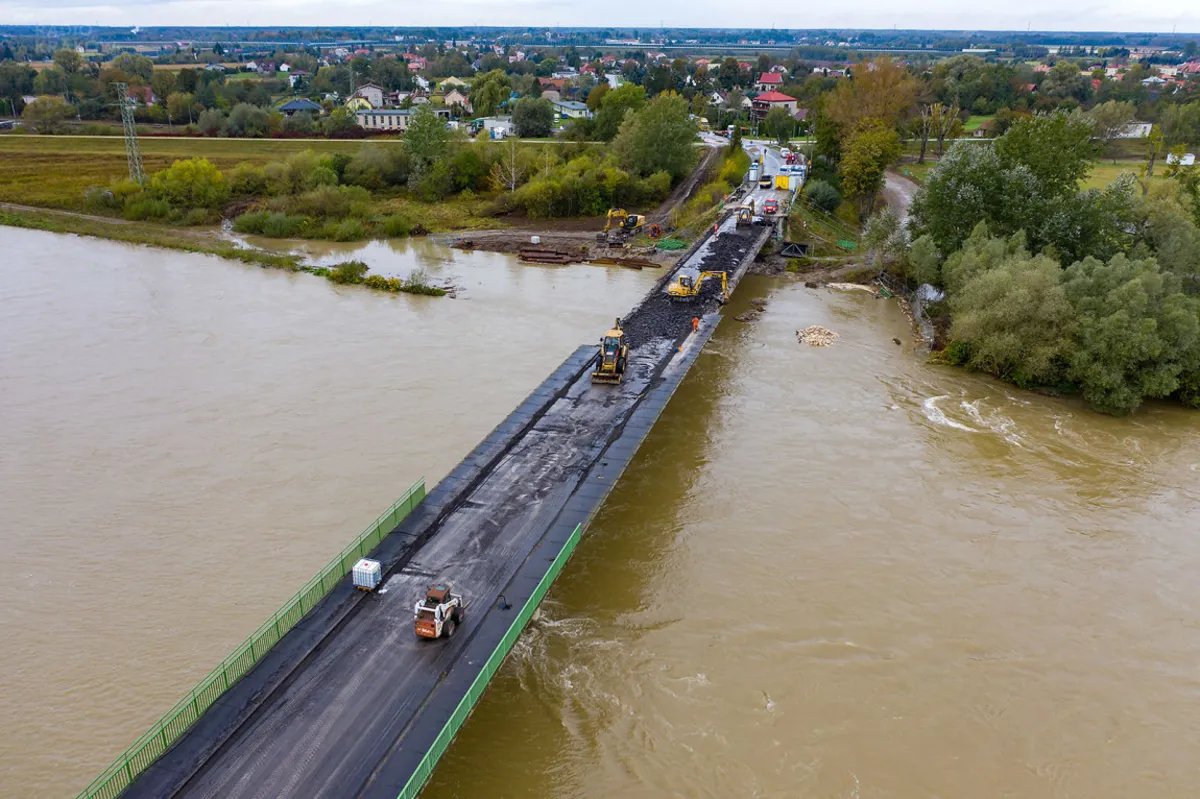 Wysoki stan rzeki Dunajec utrudnia pierwszy etap remontu mostu w Ostrowie. ZDJĘCIA