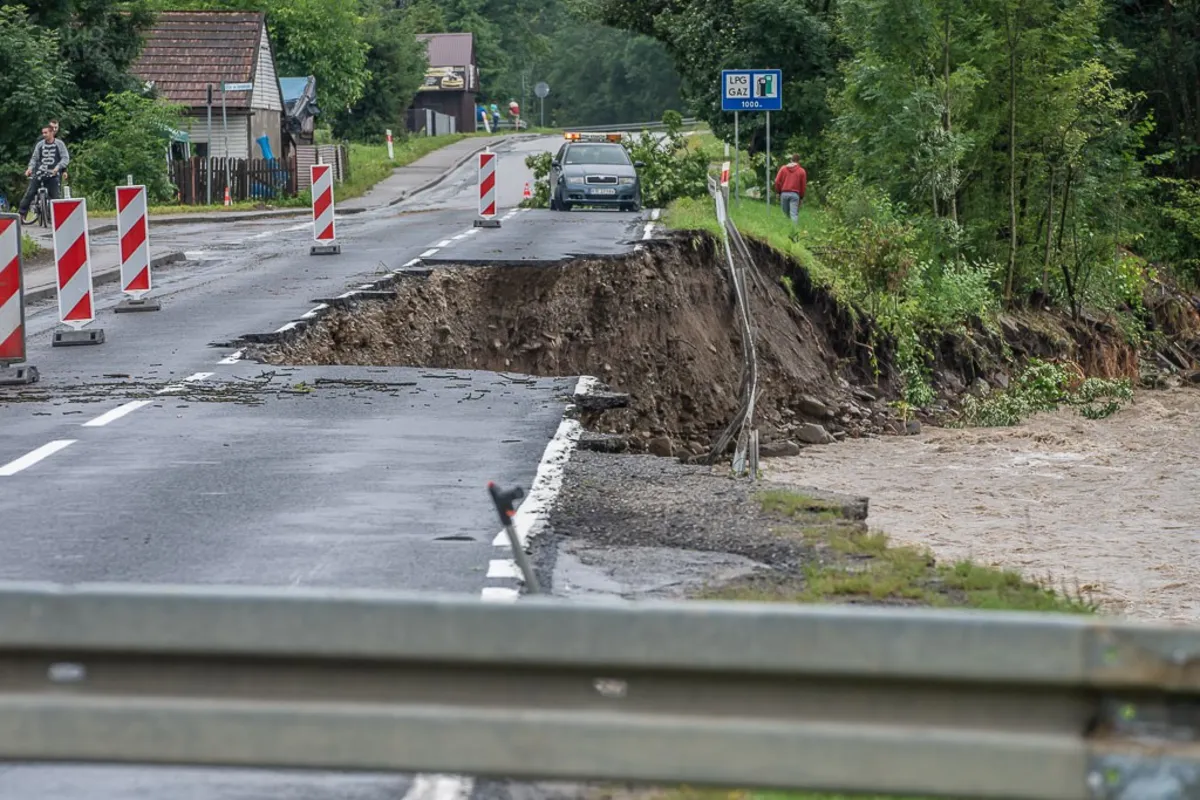 Droga wojewódzka z Mszany Dolnej do Zabrzeży w wielu miejscach nieprzejezdna