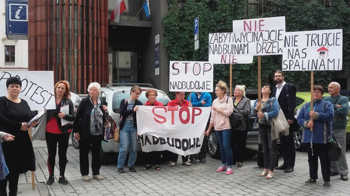 Mieszkańcy osiedla Teatralnego przyszli przed krakowski magistrat 