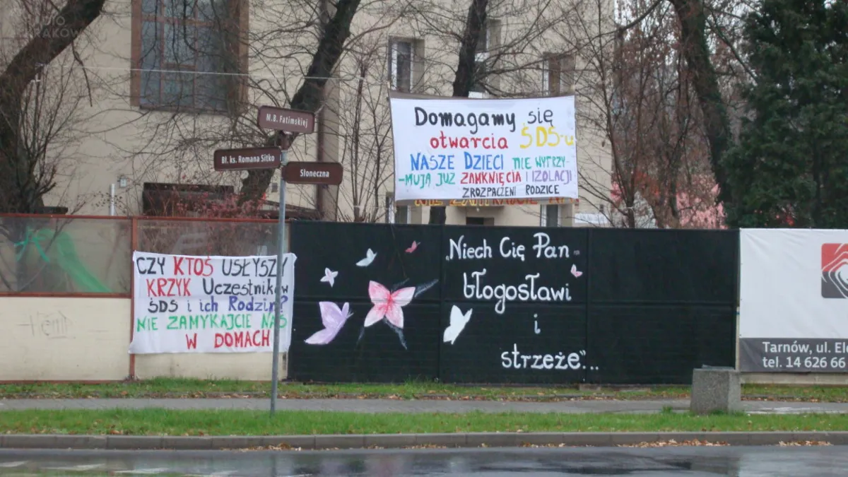 Opiekunowie niepełnosprawnych domagają się otwarcia domów samopomocy