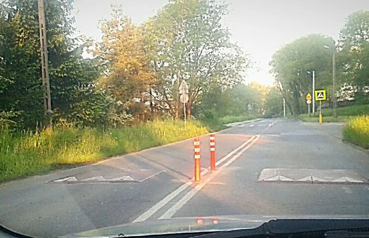 Inżynieria bezruchu po krakowsku. Drogowcy wbili w asfalt dwa słupki na Mistrzejowickiej