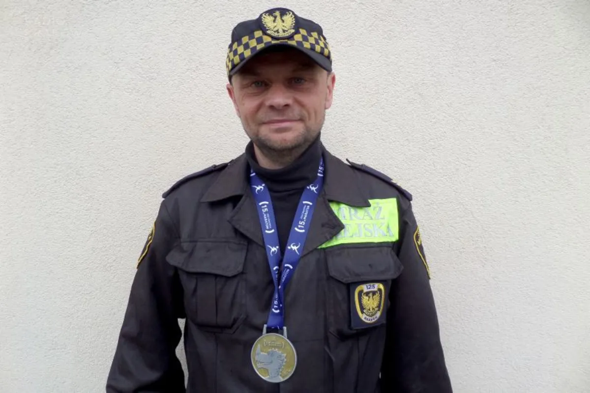 Bohaterski strażnik miejski z Krakowa pomógł dwóm osobom w czasie Cracovia Maratonu