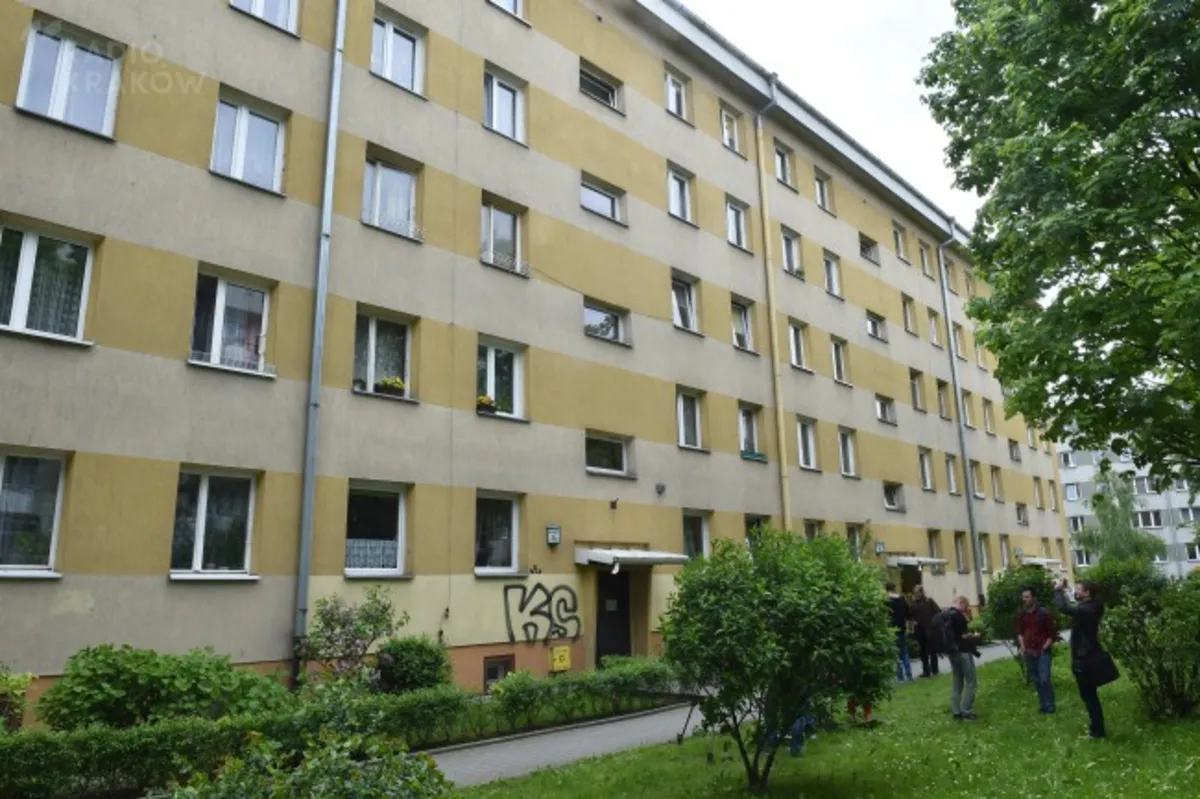 Tragedia na krakowskim Dąbiu. Komornik znalazł umierającego mężczyznę