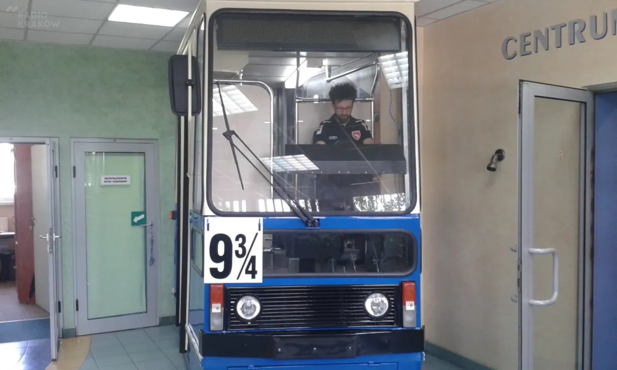 W siedzibie krakowskiego MPK stanął fragment tramwaju typu 105. ZOBACZ ZDJĘCIA