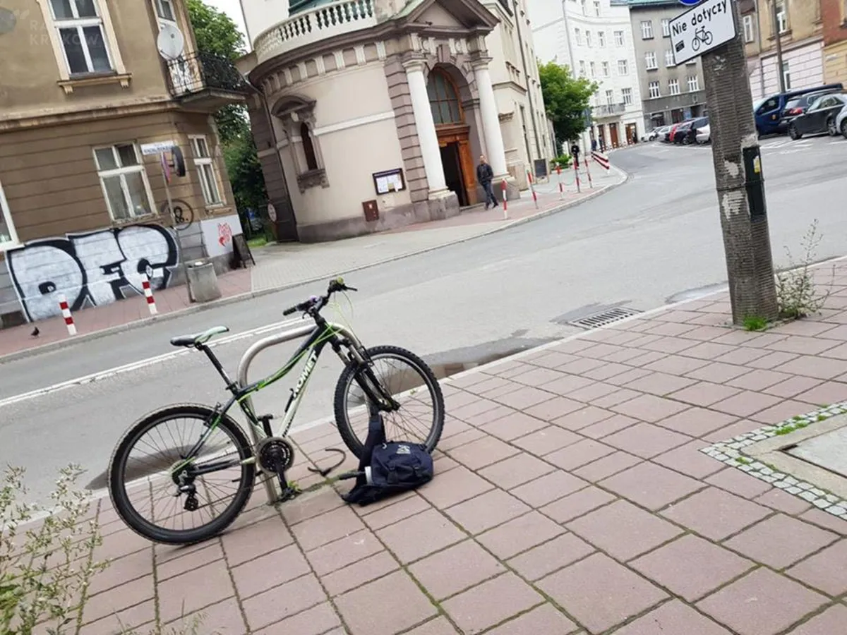 Próbowali złapać złodzieja rowerów, ale im się nie udało. Rower czeka na swojego właściciela 