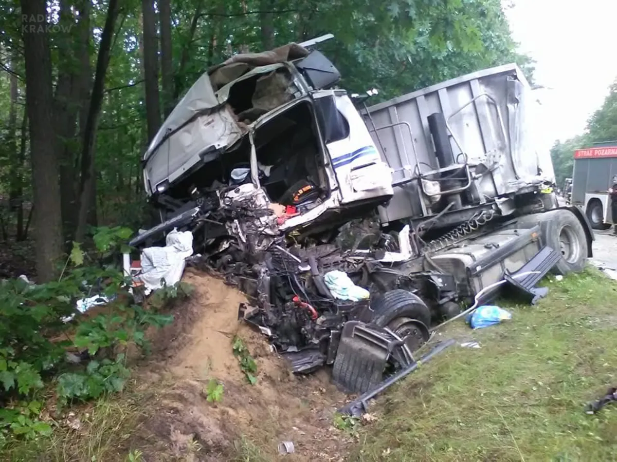 Śmiertelny wypadek w Borzęcinie. Zginął kierowca jednej z ciężarówek