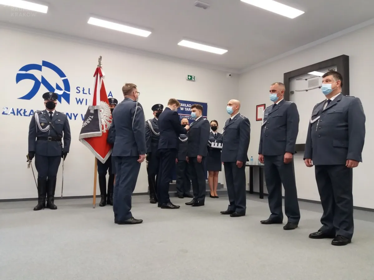 Strażnik więzienny odznaczony medalem Semper Paratus za bohaterski czyn