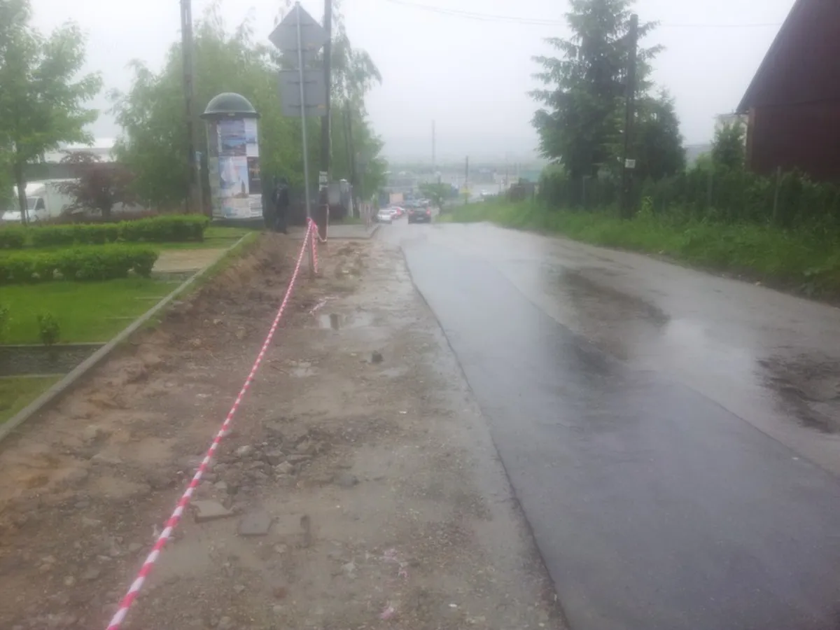 Czerwone Maki: Brak chodnika, oświetlenia.Będzie remont?