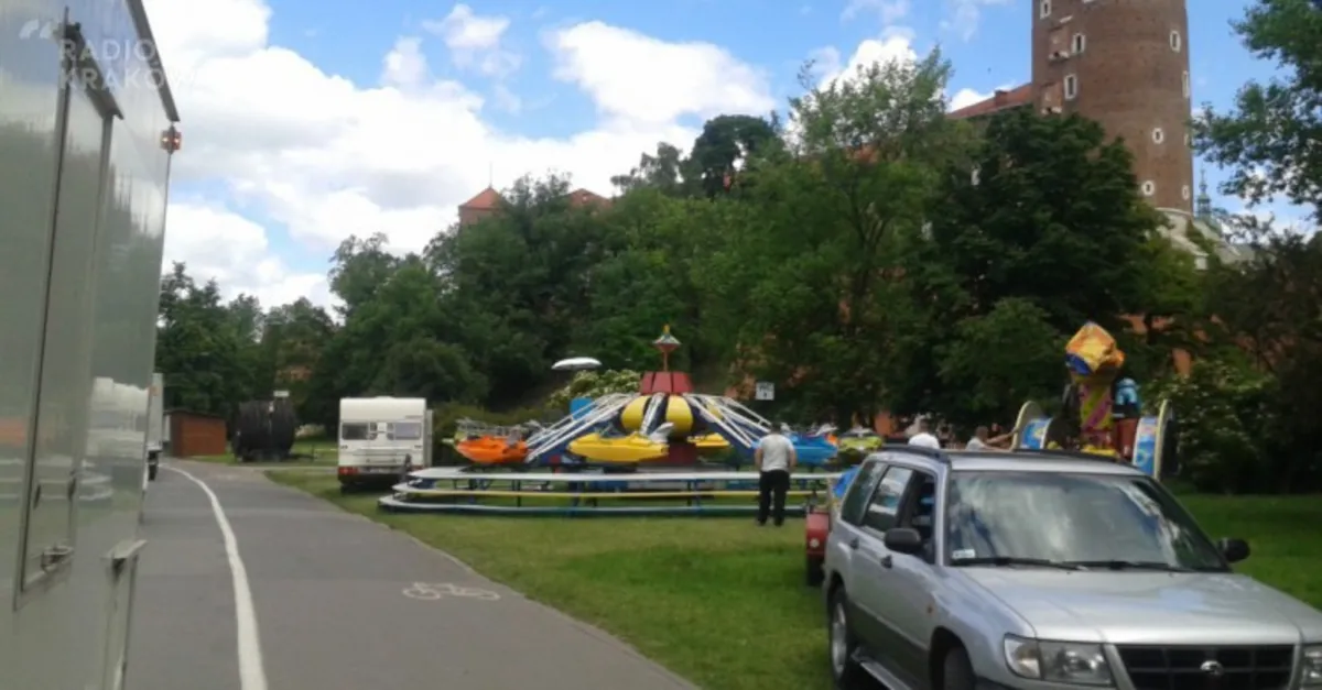 Kraków: policja szuka świadków wypadku, do którego doszło w wesołym miasteczku na Bulwarach Wiślanych