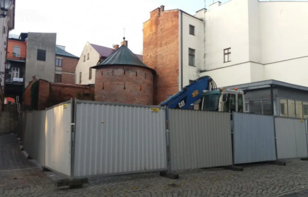 Widać koniec prac na skwerze przed półbasztą na ulicy Wałowej w centrum Tarnowa