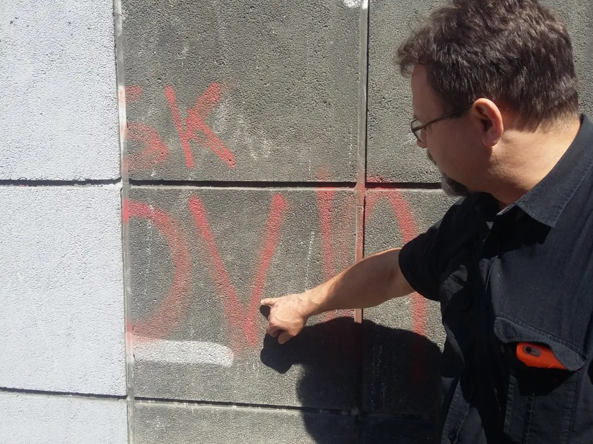Pogromcy Bazgrołów testują środki, dzięki którym można usunąć z muru nielegalne graffiti