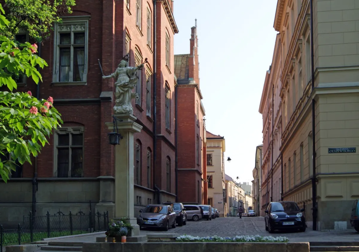 Kraków: figura Matki Boskiej przy ul. Jagiellońskiej została zniszczona i okradziona