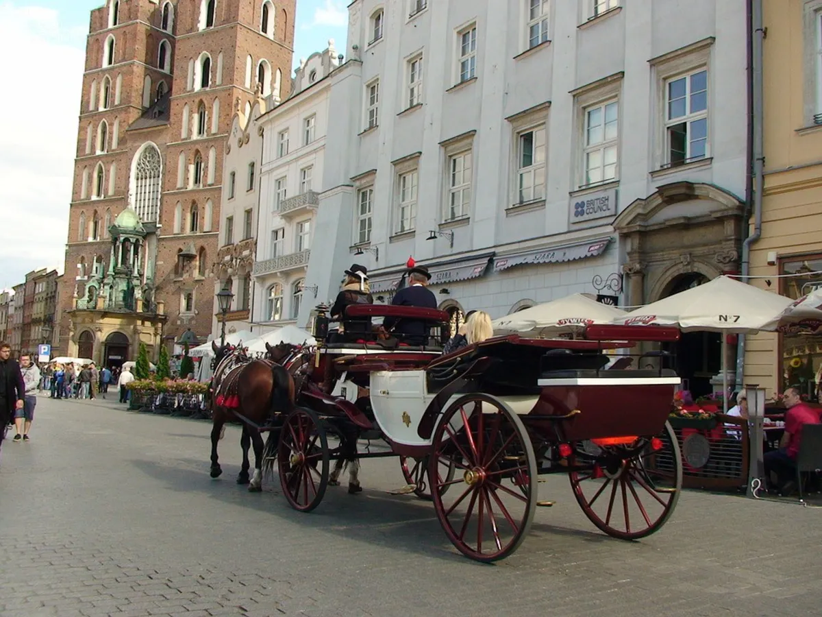 Krakowski Rynek Główny bez dorożek. Wrócą 1 sierpnia