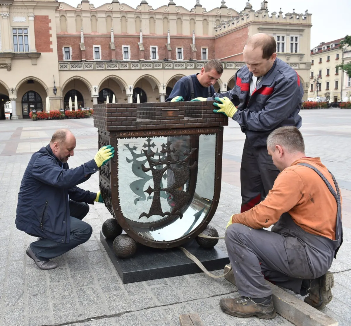 Po półrocznej przerwie skarbonka powróciła na Rynek Główny w Krakowie. ZDJĘCIA