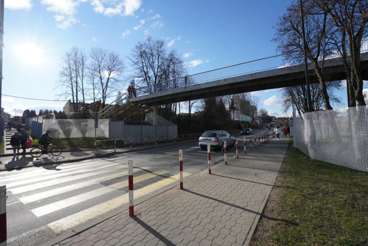Nowy Sącz: uczniowie boją się  tymczasowego przejścia na ulicy Nawojowskiej. Dyrektor wziął sprawy w swoje ręce