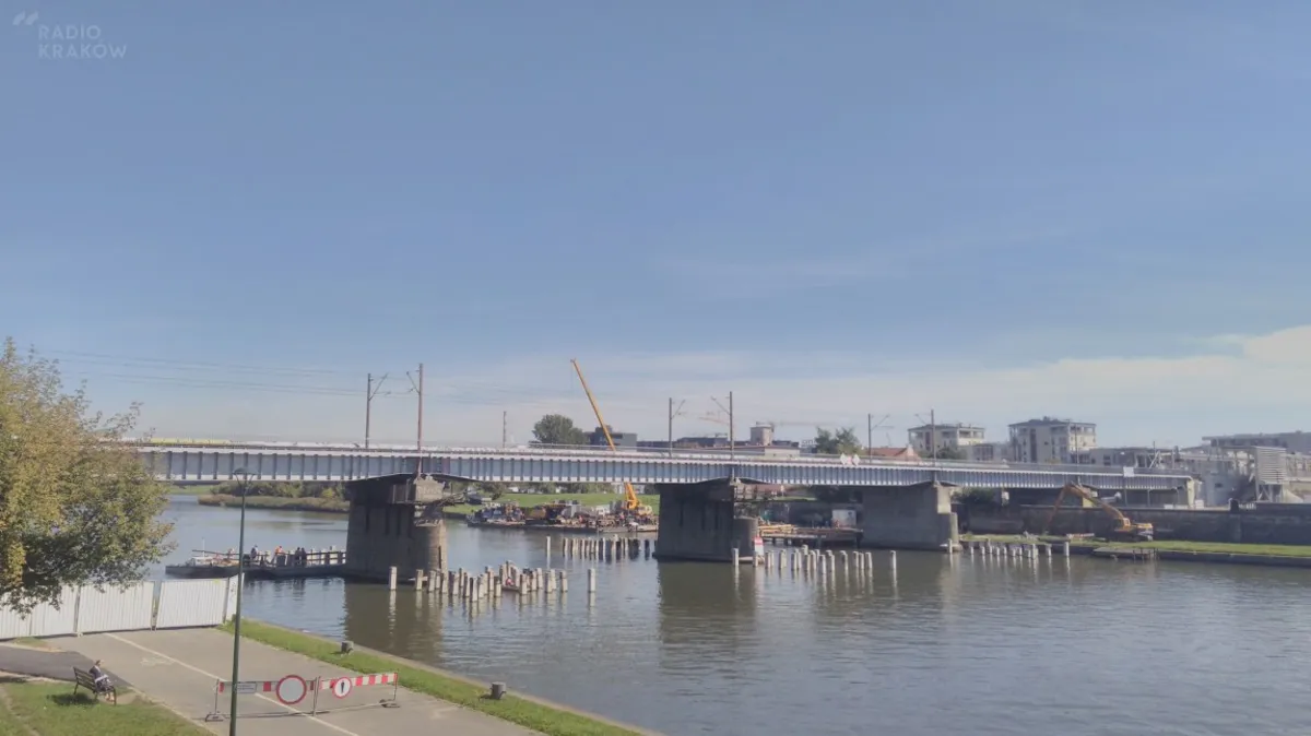 Nowe mosty kolejowe nad Wisłą są coraz bardziej widoczne