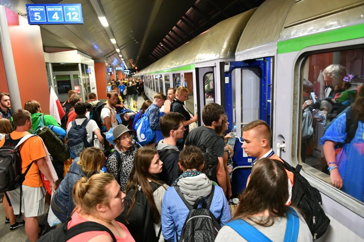 Pielgrzymi opuszczają Kraków. Na Dworcu Głównym nie obowiązują już strefy buforowe