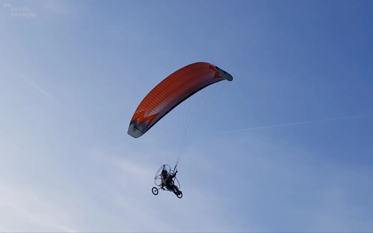 Wypadek motoparalotni w Owczarach - jedna osoba nie żyje