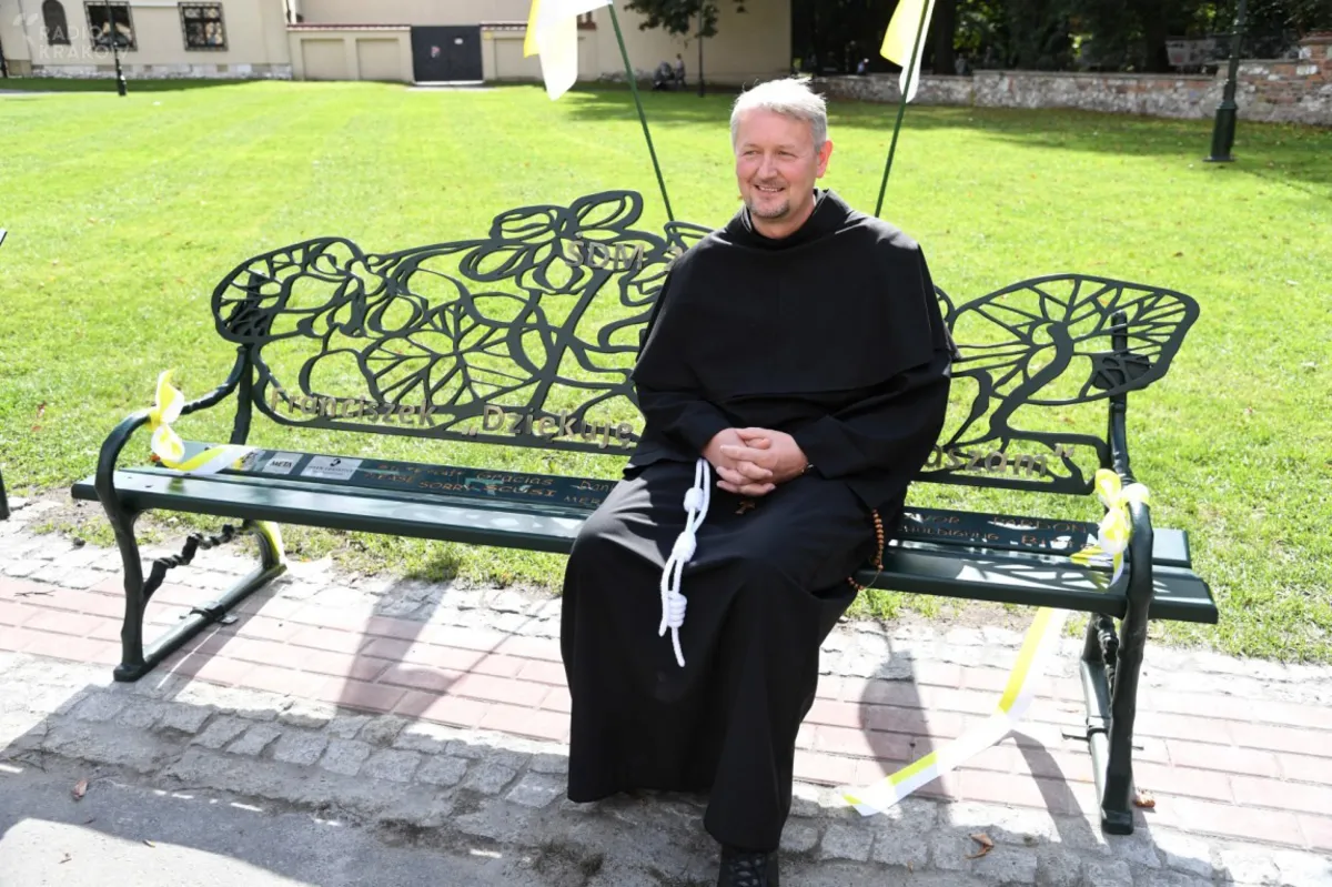 Franciszkanie zaprezentowali ławeczkę papieża Franciszka